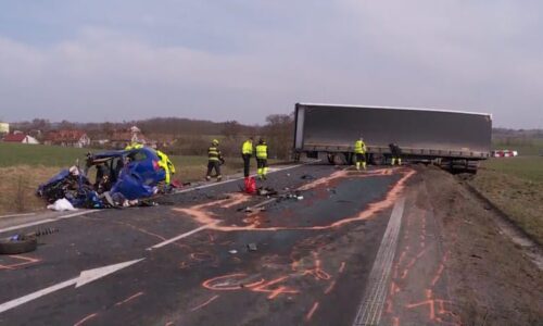 Utržené kolo i teniska na silnici. Záběry z tragické nehody u Velvar odhalily sílu nárazu