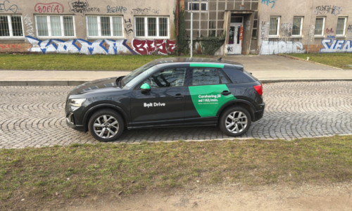 Poplach ve Vršovicích: Policisté objevili v autě granát a neznámou látku