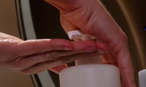 Místo dokonalé zničená. Trendy na sítích ničí malým dívkám pleť, experti líčí hlavní problém