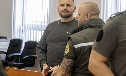 Vitajte na divadelnom predstavení, vítal fanúšikov Bombica obhajca Lindtner. Podľa Harabina bude oslobodený