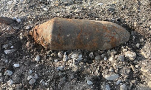 Nález letecké pumy na Opavsku: Zasahují pyrotechnici, policisté evakuovali základní školu