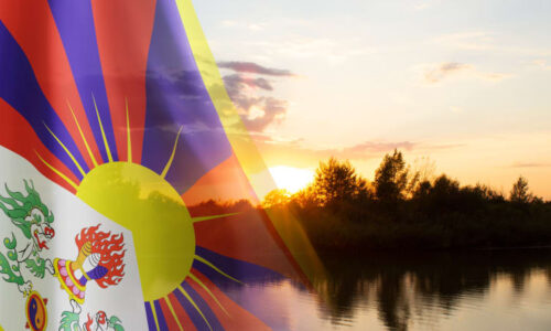 Stovky měst, škol a úřadů vyvěsily vlajku na podporu Tibetu. Čína ho okupuje už od roku 1950