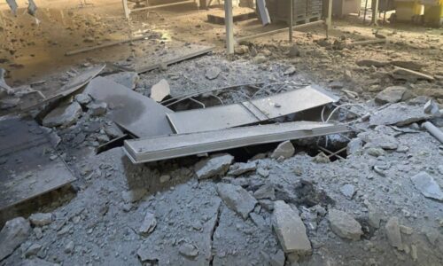 Rusové zabili učitelku a jejího malého syna v Charkově. Fotky zachytily zkázu po dopadu rakety