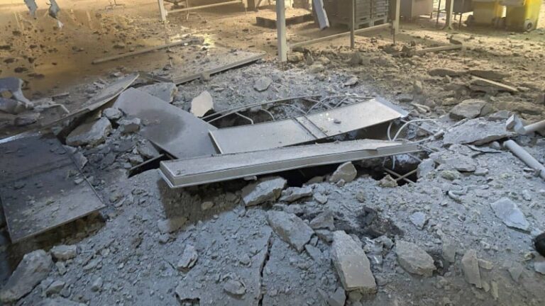 Rusové zabili učitelku a jejího malého syna v charkově. zachytily zkázu po dopadu rakety