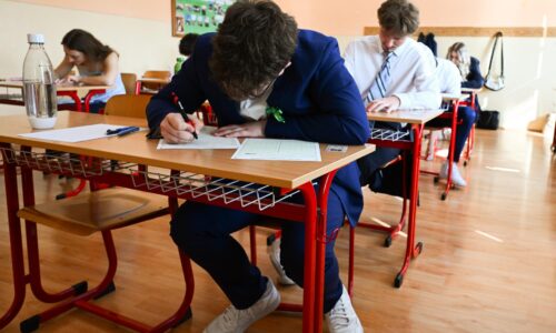 Na Slovensku sa začali maturity. Tieto témy si vytiahli študenti pri slohových prácach