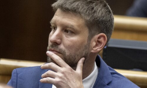 Šimečka kritizuje Fica za jeho vyjadrenie. Odkázal mu, aby riešil ceny benzínu