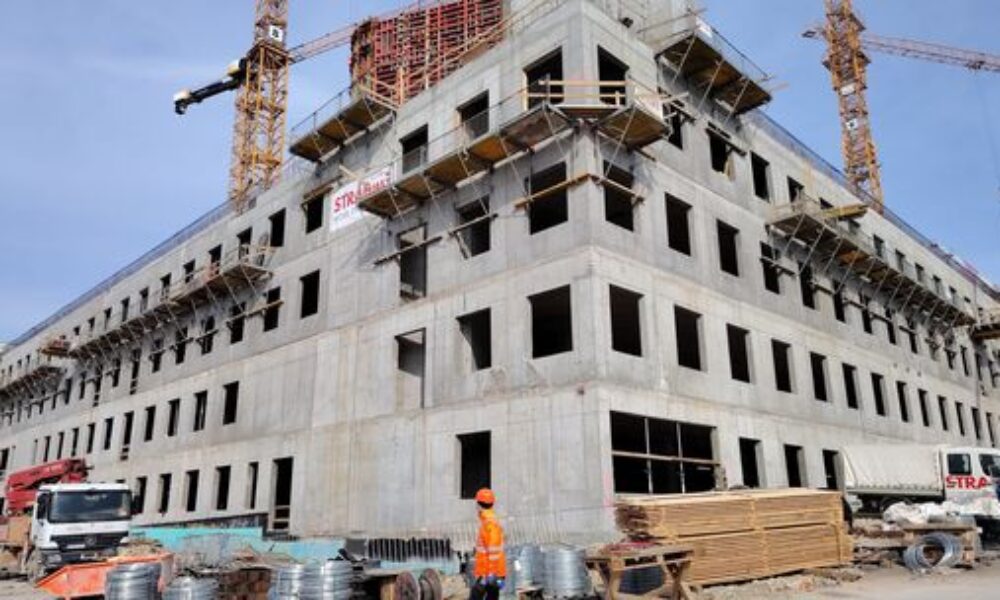 Rooseveltka hlási veľký míľnik, splnili ho skôr. Na mieste, kde bola len obrovská jama, už rastie budova