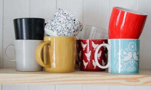 Známý řetězec stahuje v Česku z prodeje hrnky. Mohou být nebezpečné, varuje společnost