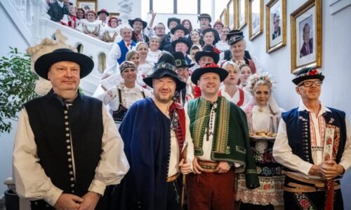 Sněmovně předsedá „šohaj“ Okamura. Poslanci slaví den krojů, kdo se do práce vystrojil?