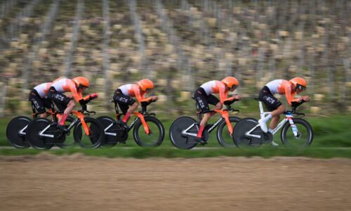 Paríž – Nice: Časovku tímov ovládol Ineos, na čelo sa ale dostal cyklista iného družstva