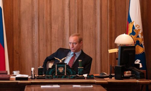 Recenzia: Čarodejník z Kremľa ukazuje, ako im Putin prerástol cez hlavu, no robí to pomaly a priemerne