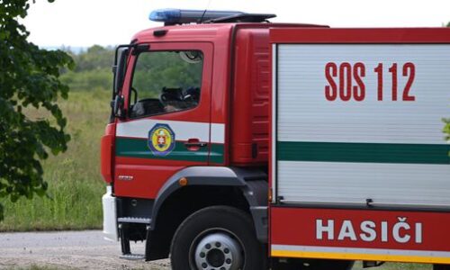 Požiar v rómskej osade v Lipanoch: Miestni napadli hasičov, hádzali po nich kamene