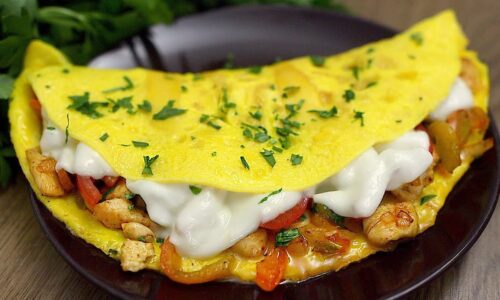 Einfaches und leckeres Frühstück! Omelett mit Hühnchen und Gemüse!