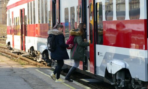 Napriek rastu v rýchlikoch Bratislava – Košice narazilo ZSSK na strop. V kroku voči sprievodcom problém nevidí