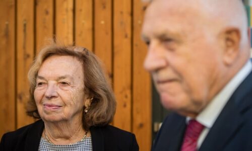 Livia Klausová ukázala rodinnou chalupu v jižních Čechách. Kachlová kamna si postavila sama