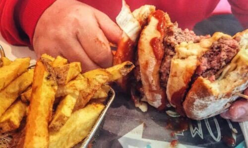 Jídelní šum komplikuje léčbu obezity. Odborníci popsali, co během hubnutí pomáhá