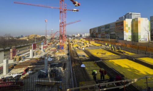 Byty v Praze zdražily o 180 procent, mzdy jen o 50. Nůžky potřebujeme zavírat, burcují experti