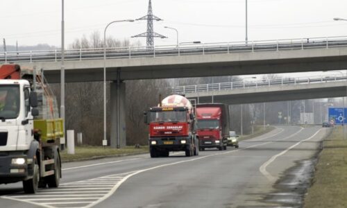 Zbytečný hazard ve Frýdku-Místku: Dívky se procházely po římse nad dálnicí, zachycuje video