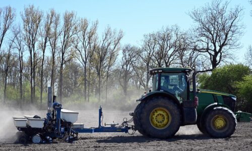 Farmári vychádzajú do polí, počasie je na sejbu ideálne. Ich snahy ohrozuje suchý marec