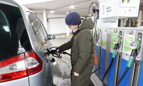 Ceny nafty letí vzhůru, ušetřit se ale dá. Reportéři Primy zjistili, kde tankovat nejlevněji