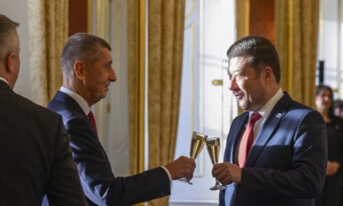 Výroky, které uzrály jako víno: Babišův veletoč s imunitou i Okamurovo ojeté BMW po Pekarové