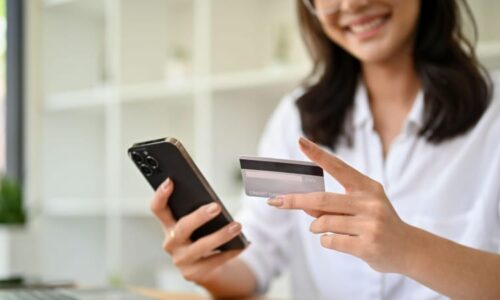 Odstávka další velké české banky: Zamrzne aplikace a nezaplatíte přes internet