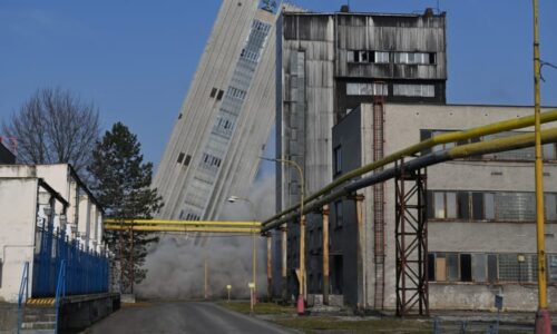 Rána a oblak prachu. Pyrotechnici odstřelili 75 metrů vysokou těžní věž Dolu Paskov