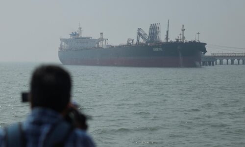 VIDEO: Jeden zásah za druhým. Američania ukázali ničenie iránskych lodí pri Hormuze