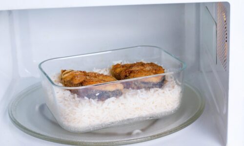 Raz a dosť! Tieto jedlá znova neohrievajte, ak nechcete toxíny či karcinogény