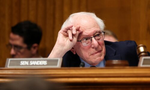 Ak môžu útočiť USA a Izrael, prečo nie Rusko alebo Čína? Americký senátor kritizuje vojnu