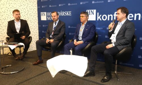 Baterkáreň v Šuranoch rastie do výšky a čaká ju významný míľnik. Investor chce gro materiálu voziť vo vlakoch