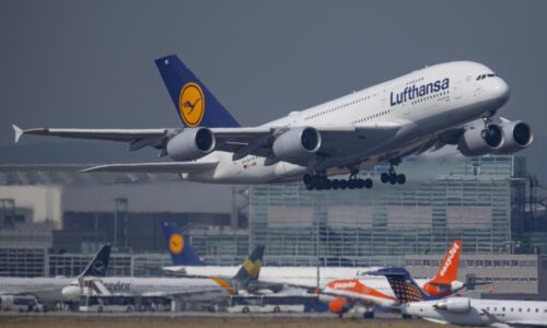 Zvýšia sa ceny leteniek? Letecké palivo rýchlo zdražuje, spôsobila to vojna na Blízkom východe