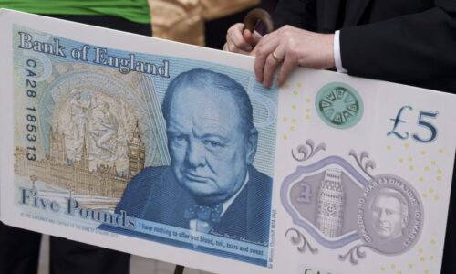 Churchilla už na bankovce nechceme, rozhodli Britové. Může ho nahradit bobr nebo veverka