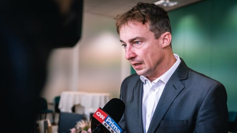 Politici famózně slibují byty, rýpl si portlík do hřiba. i pirát může zmoudřet, řekl člen ano