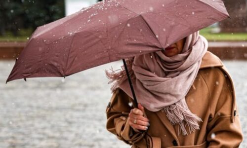 MAPA: Aprílové počasí dorazilo brzy. Slunečné dny vystřídají přeháňky, kde napadne sníh?