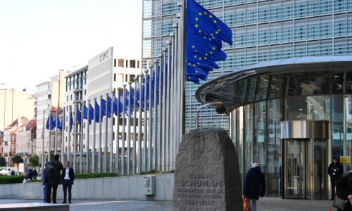 Produkcia priemyslu eurozóny aj celej EÚ v januári klesla