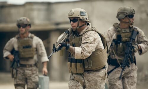 Nastane invaze USA do Íránu? Na Blízký východ míří tisíce mariňáků i válečné lodě, píše WSJ