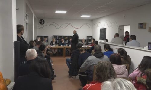 Děti už nemůžou ani na dvorek. V Drahomyšli řešili ubytovnu hrůzy, jednání provázely emoce