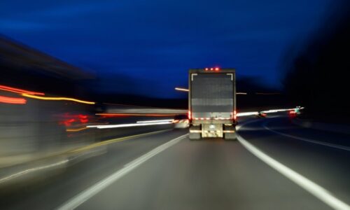 Vážná nehoda na dálnici D11 na Hradecku. Vůz narazil do svodidel, na místě jsou záchranáři