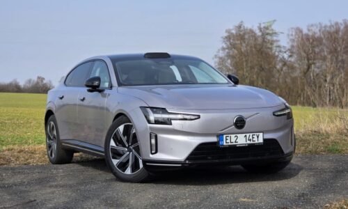 Ticho jako v Rolls-Roycu a místo podvozku koberec. Na Volvu ES90 se chyby hledají těžko