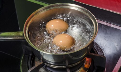 Banalita? Pri varení vajec robí väčšina ľudí tie isté chyby, takto sa im vyhnete