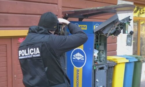 Exploze bankomatu, divoká honička i střelba: Slovenští policisté naháněli prchající lupiče
