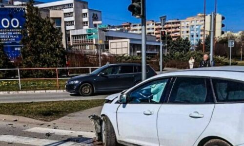 Zrážka dvoch áut v Košiciach zablokovala dôležitú križovatku, vodič mal prejsť na červenú – FOTO