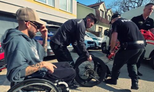 FOTO: Zlodeji okradli obľúbeného slovenského komika a rapera. Polícia jeho trojkolku vypátrala