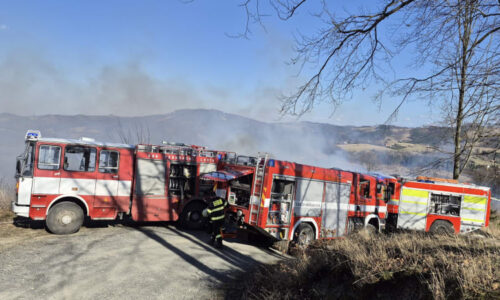 Hasiči bojují s lesním požárem u Kroměříže. Situaci komplikuje vítr, nemůže zasáhnout vrtulník