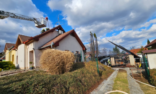 Nebezpečný požár na Vyškovsku. Shořela dvě auta, oheň rozfoukaný větrem poškodil okolní domy