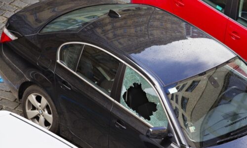 Boj proti turistům na Tenerife: Autům z půjčovny místní rozbíjí okna, ničí jim i pneumatiky