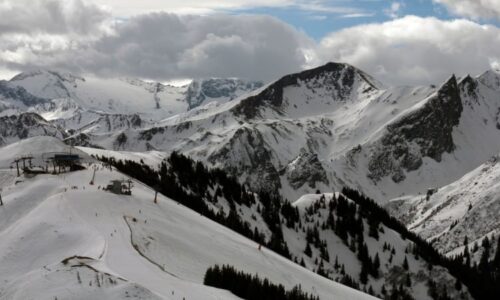 Devatenáctiletý český lyžař se vážně zranil v Rakousku. Na ledovec pro něj letěl vrtulník