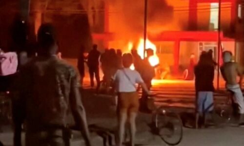 Na Kube to vrie: Protestujúci v meste Morón zničili miestnu kanceláriu komunistickej strany