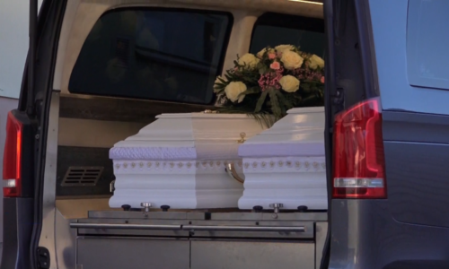 Bílé rakve a stovky lidí: Valašské Klobouky se loučily s Eliškou a Lukášem. Zemřeli na motorce